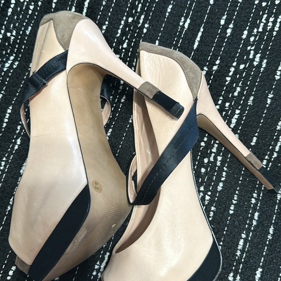 Jessica Simpson heel open toe, different fabrics used, gently worn, size 10 - Picture 10 of 10